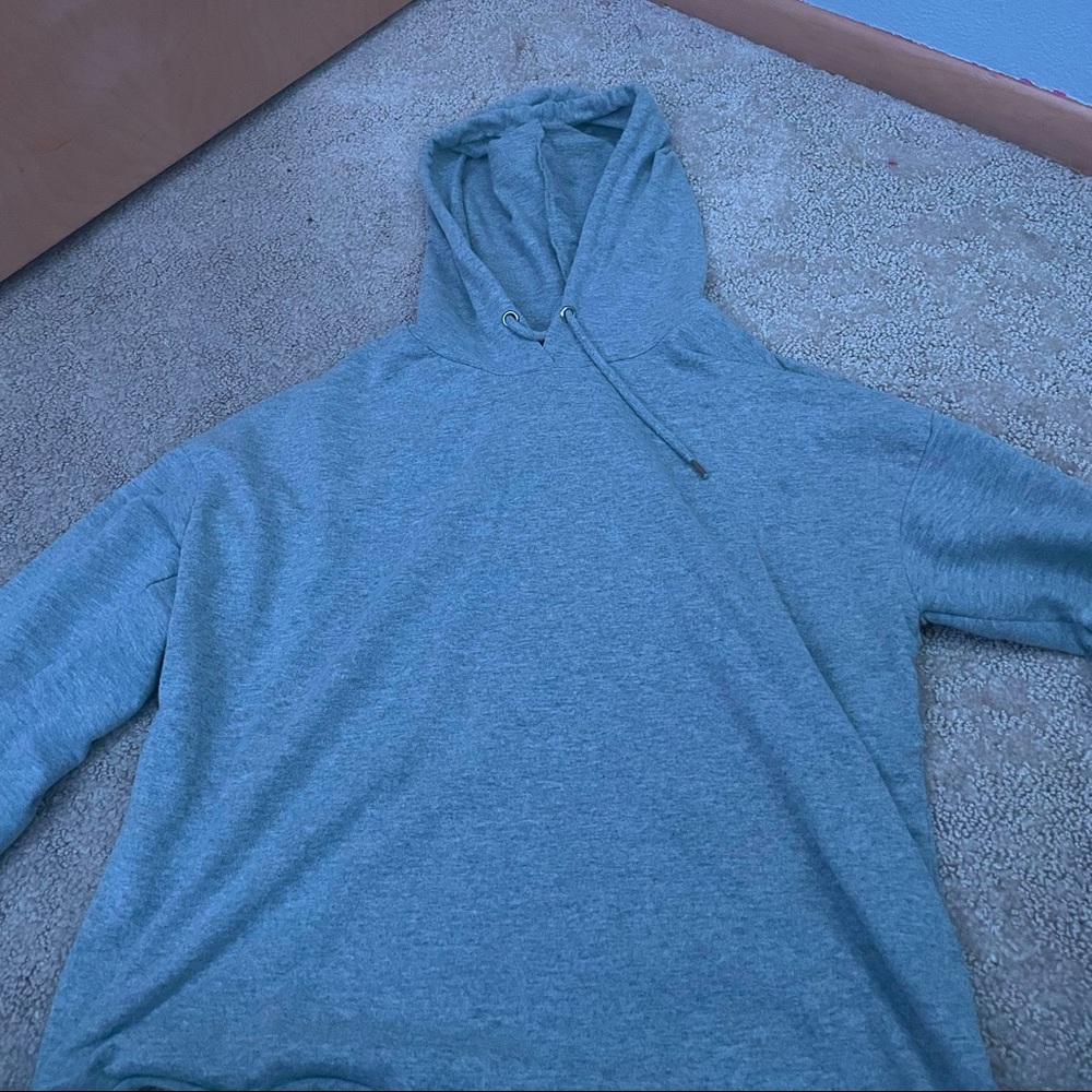 This is a cropped hoodie very good for working out!